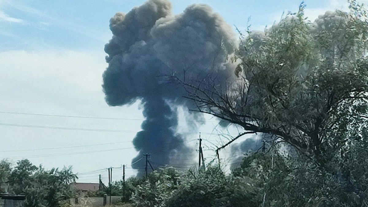 Ukraine war: Explosions rock Russian base in Ukraine's Crimea