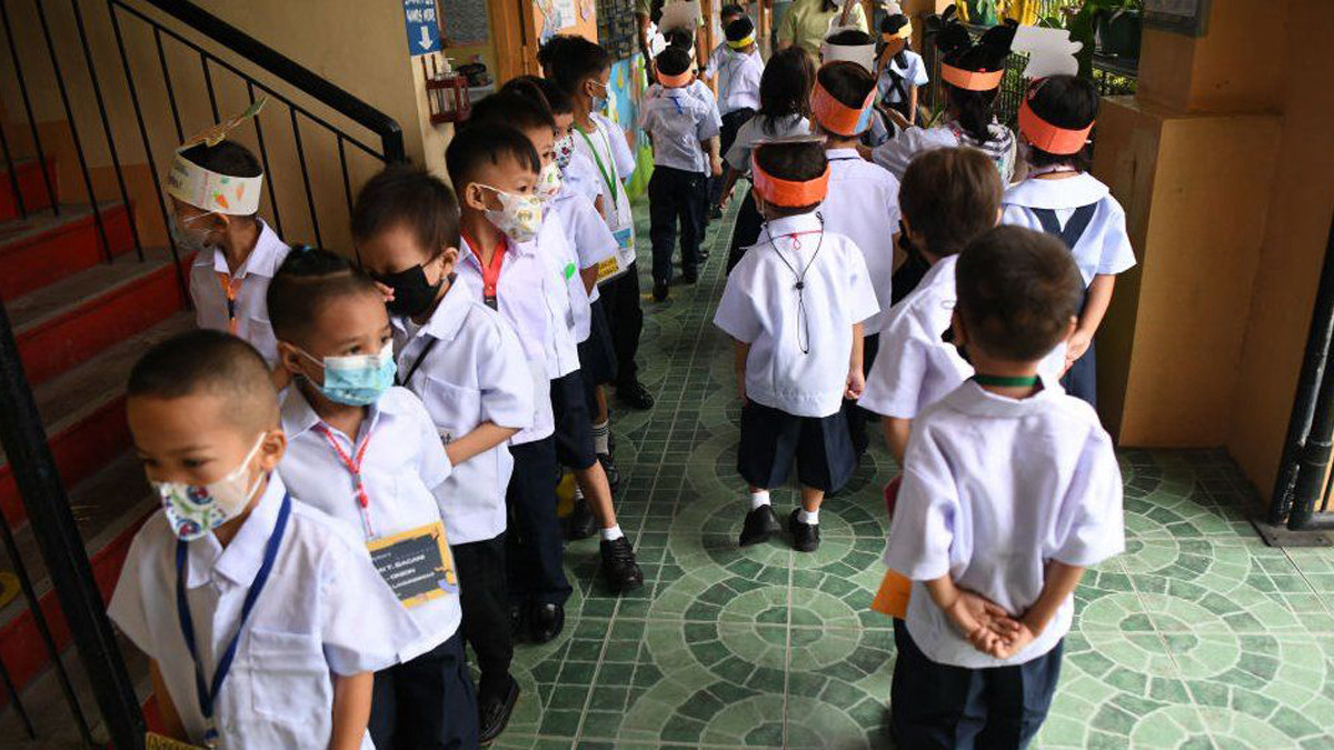 Philippine students return to school for first time since Covid