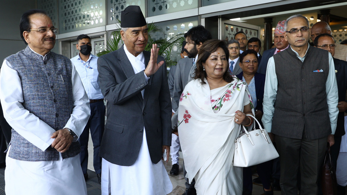 PM Deuba receives a welcome by India’s defense state minister Bhatt