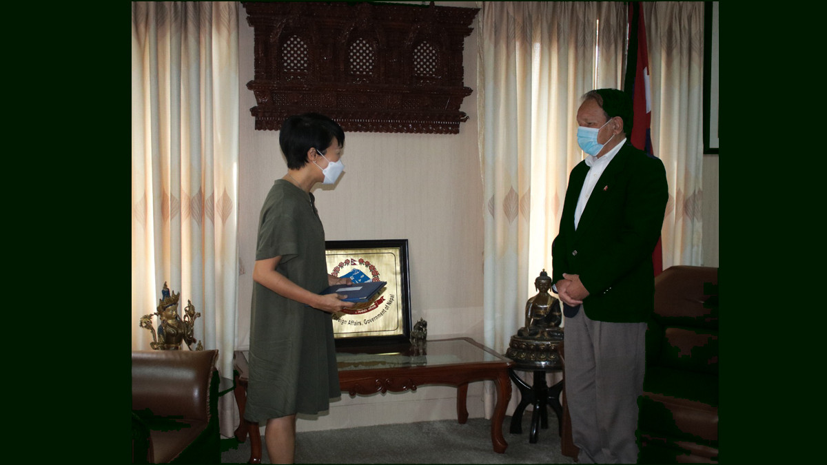 Young Hong presented the Letter of Credence to Minister Khadka