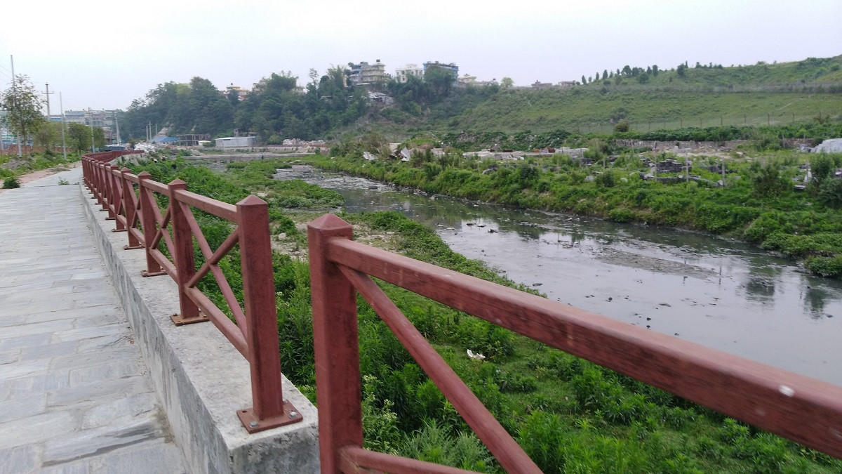 Garbage piles feeding on river pollution in federal capital