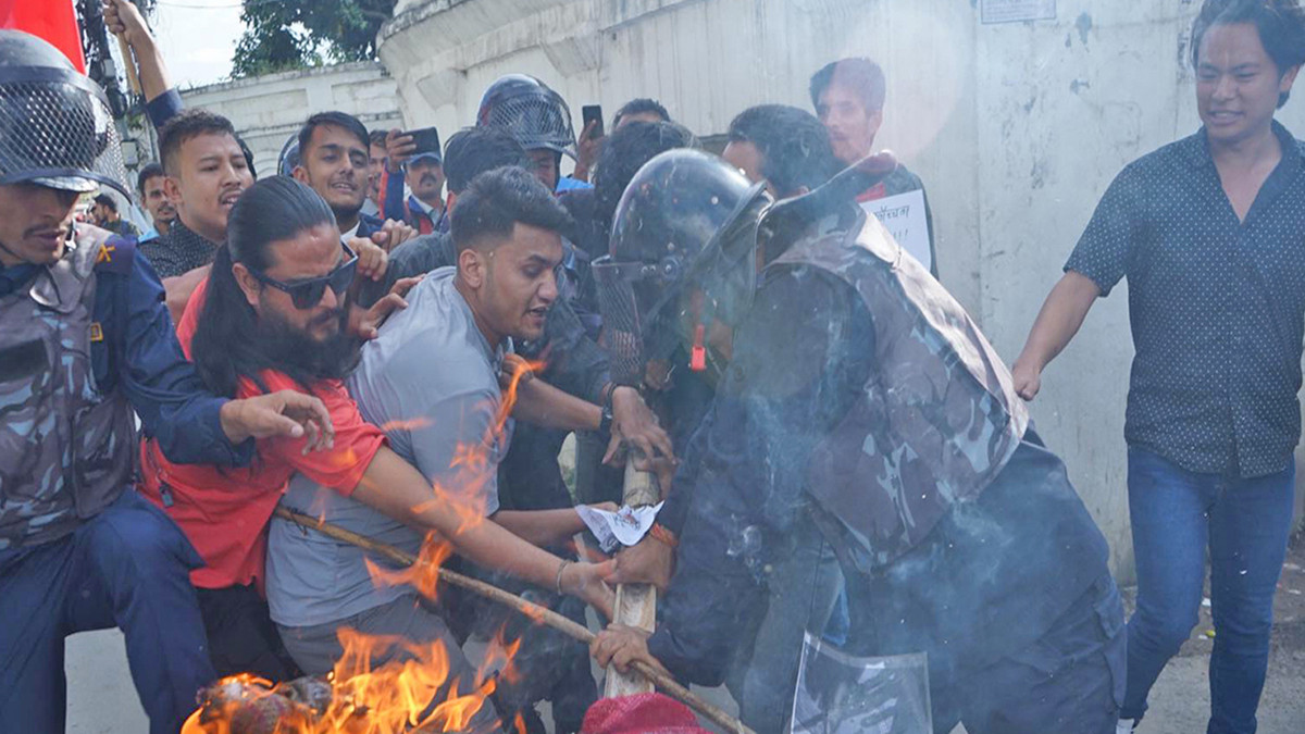 Effigy of President Bhandari burnt in New Baneshwor