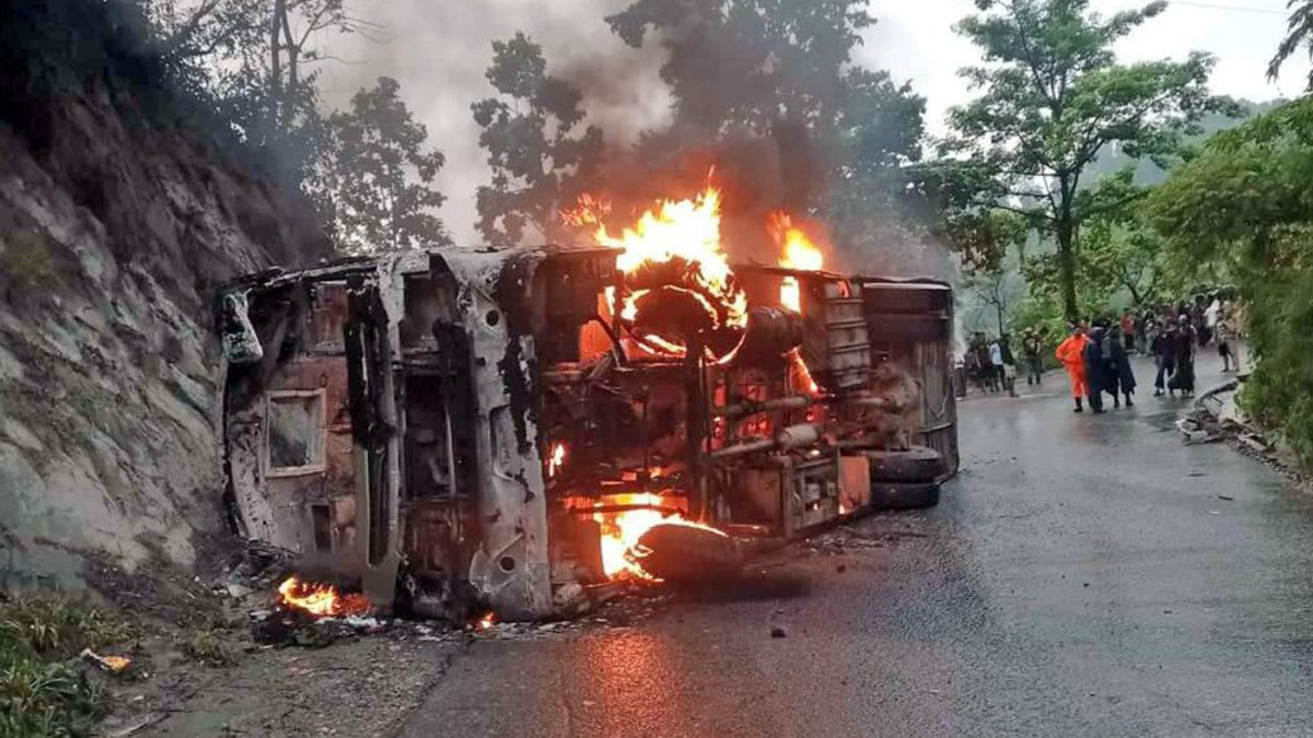 33 people injured as bus catches fire in Daunne