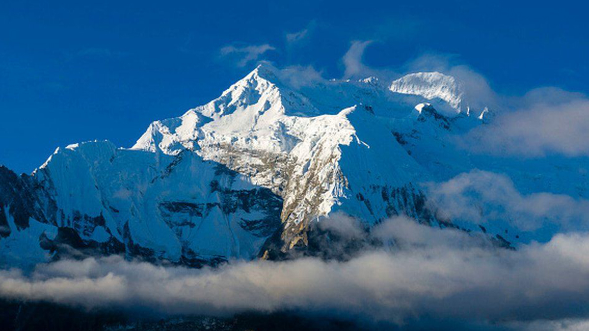 Nine guides, porters who met with avalanche in Myagdi rescued