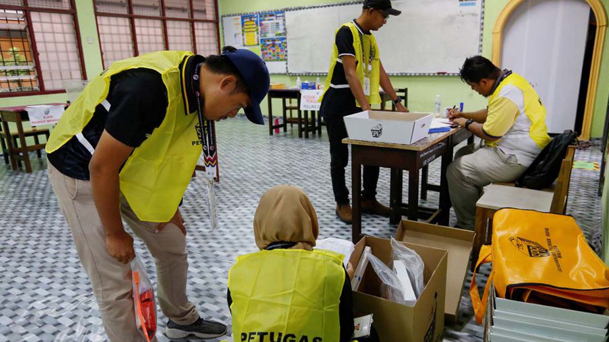 Malaysia votes in general election, Anwar seen leading tight race