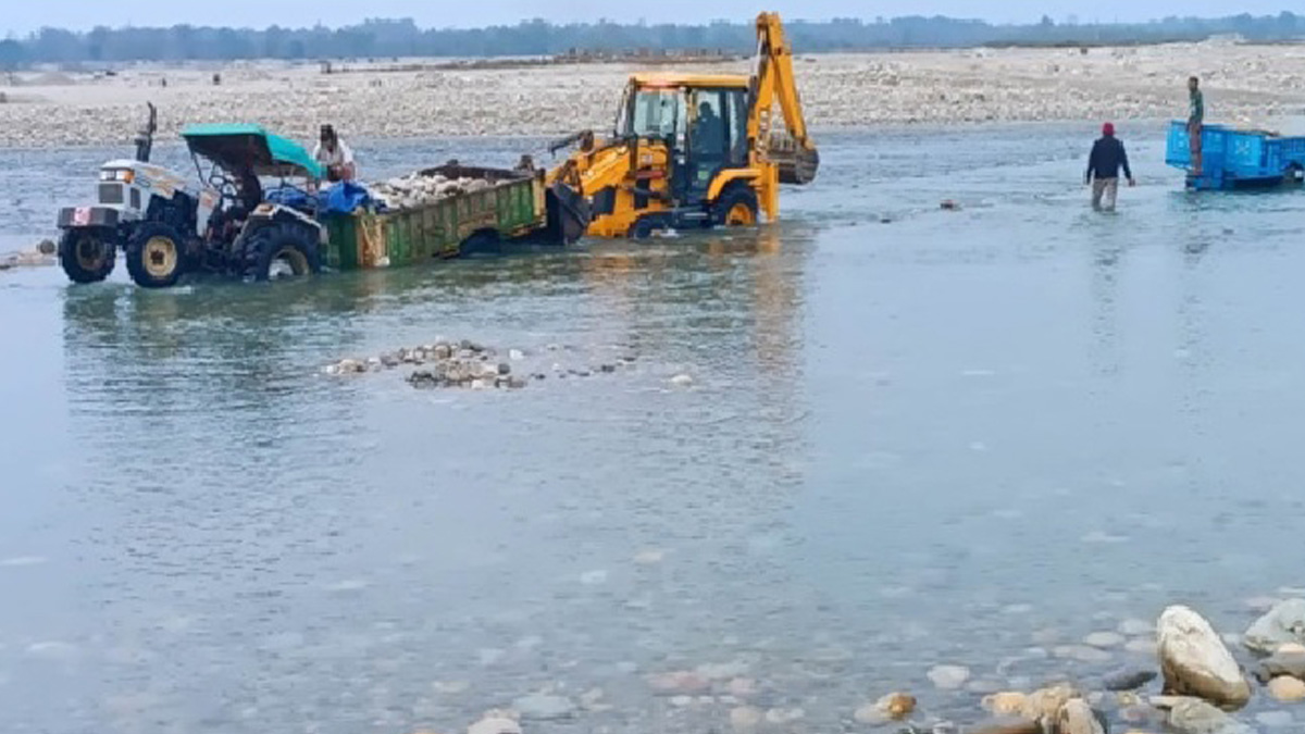 Labourers trapped in Mahakali river rescued