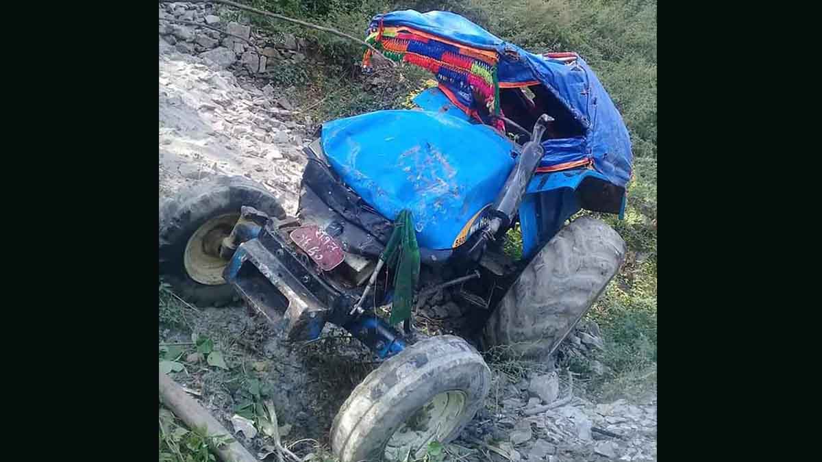 2 killed, 26 injured in tractor accident