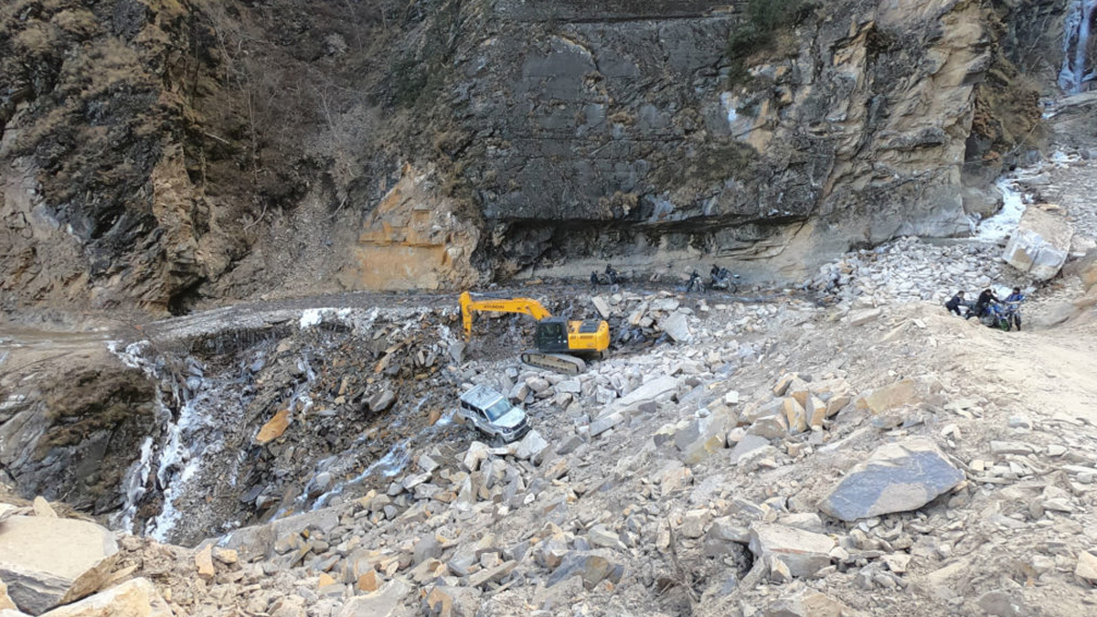 Landslide Blocks Dumre-Besisahar Road, Stranding Travelers