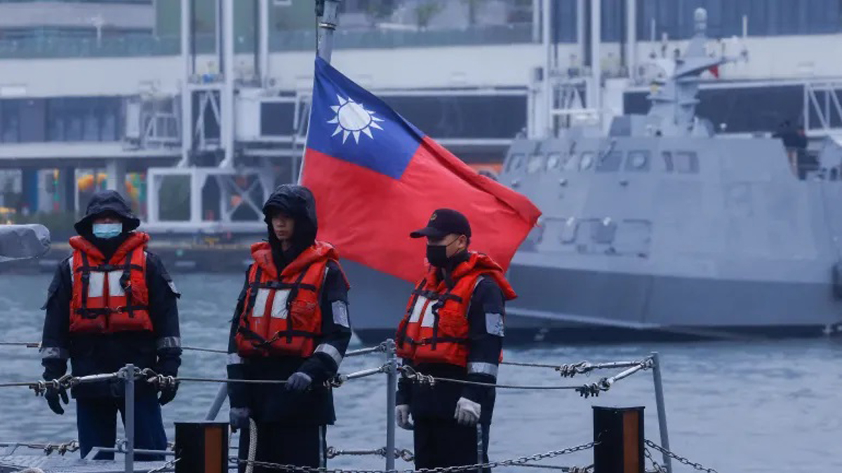 China sends warships and aircraft around Taiwan for second day