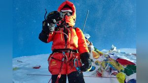 16-year-old Chinese youth scales Everest