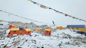 Hundreds of mountaineers awaiting favourable weather to scale Mt Everest