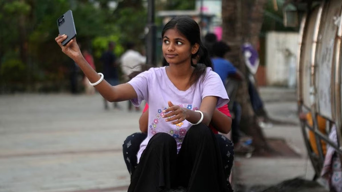 Chance encounter transforms girl from Mumbai slum into teenage model, internet influencer