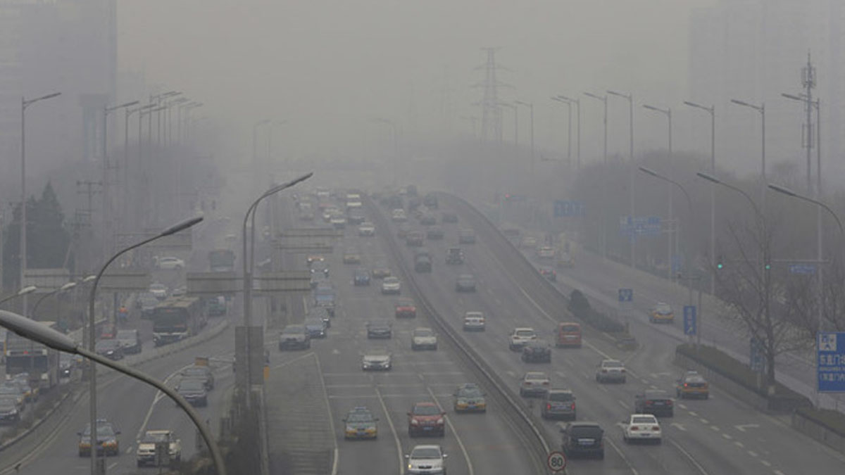 Haze lingers in Beijing as fog blankets parts of north China