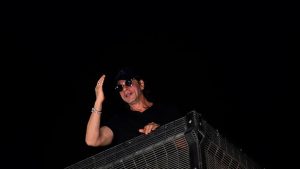 SRK Turns 58: Greets Fans at Mannat Midnight (Photos)