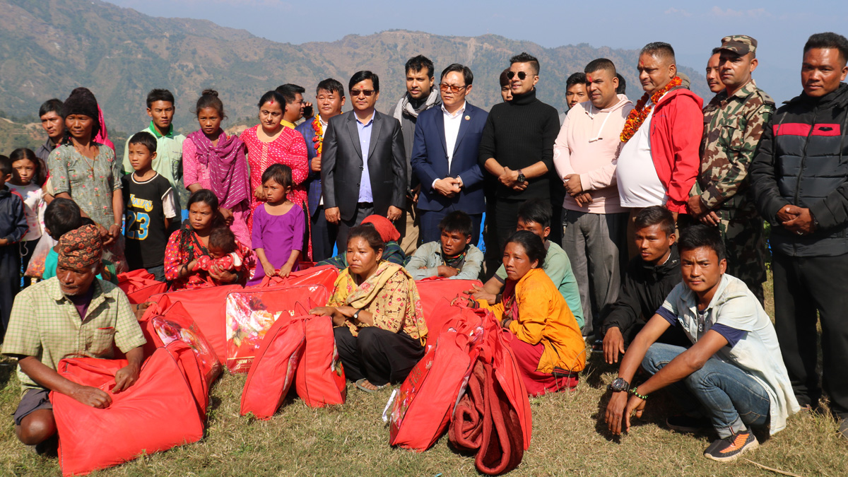 Minister Kirati provides blankets to Chepang families
