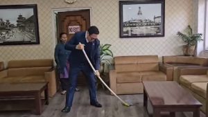 Viral Video Shows Minister Kirati Tidying Up Ministry Office [Video]