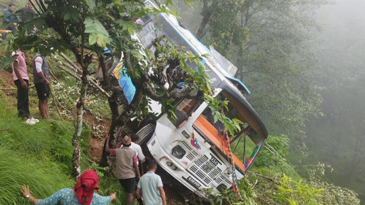 Eight people injured in bus accident
