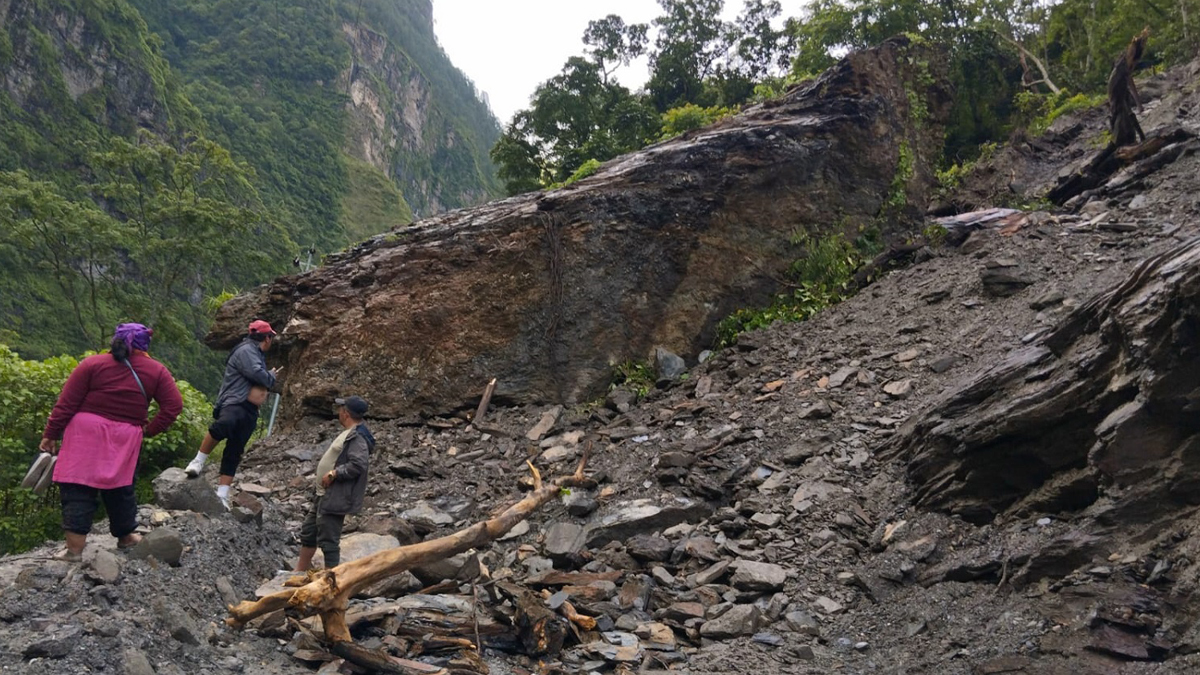 Beni-Jomsom road obstructed