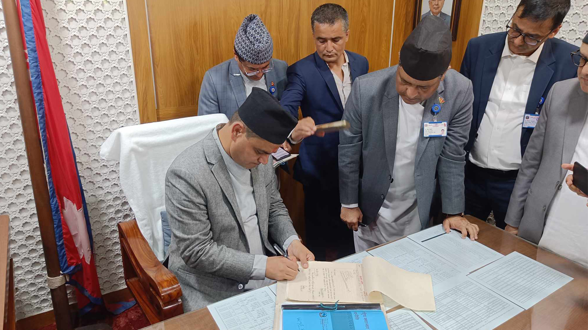 Newly-appointed Health Minister Poudel Assumes Office, Vows to Prioritize Health Insurance and Cancer Prevention